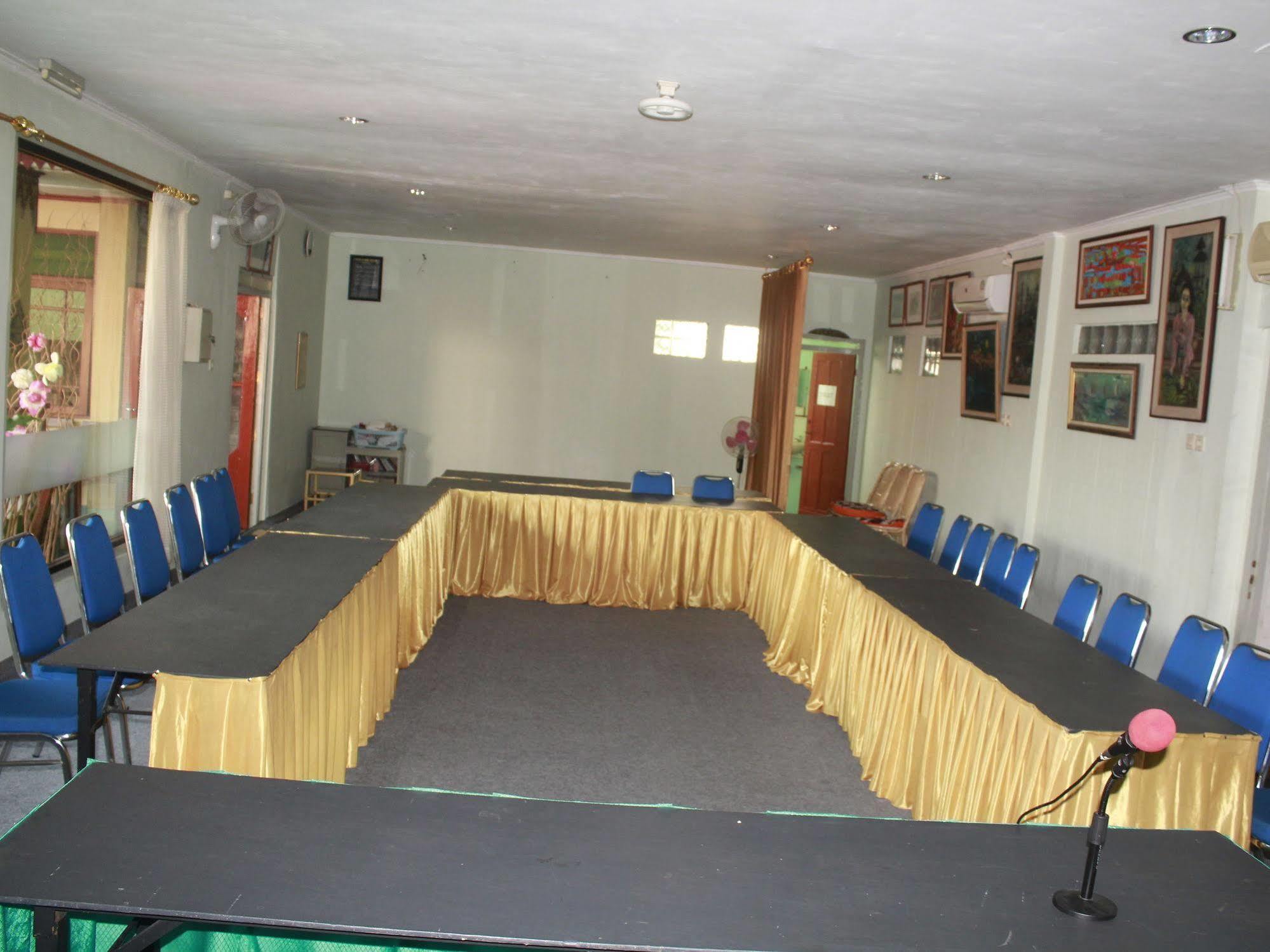 Oyo 585 Hotel Perwita Sari Yogyakarta Exterior foto