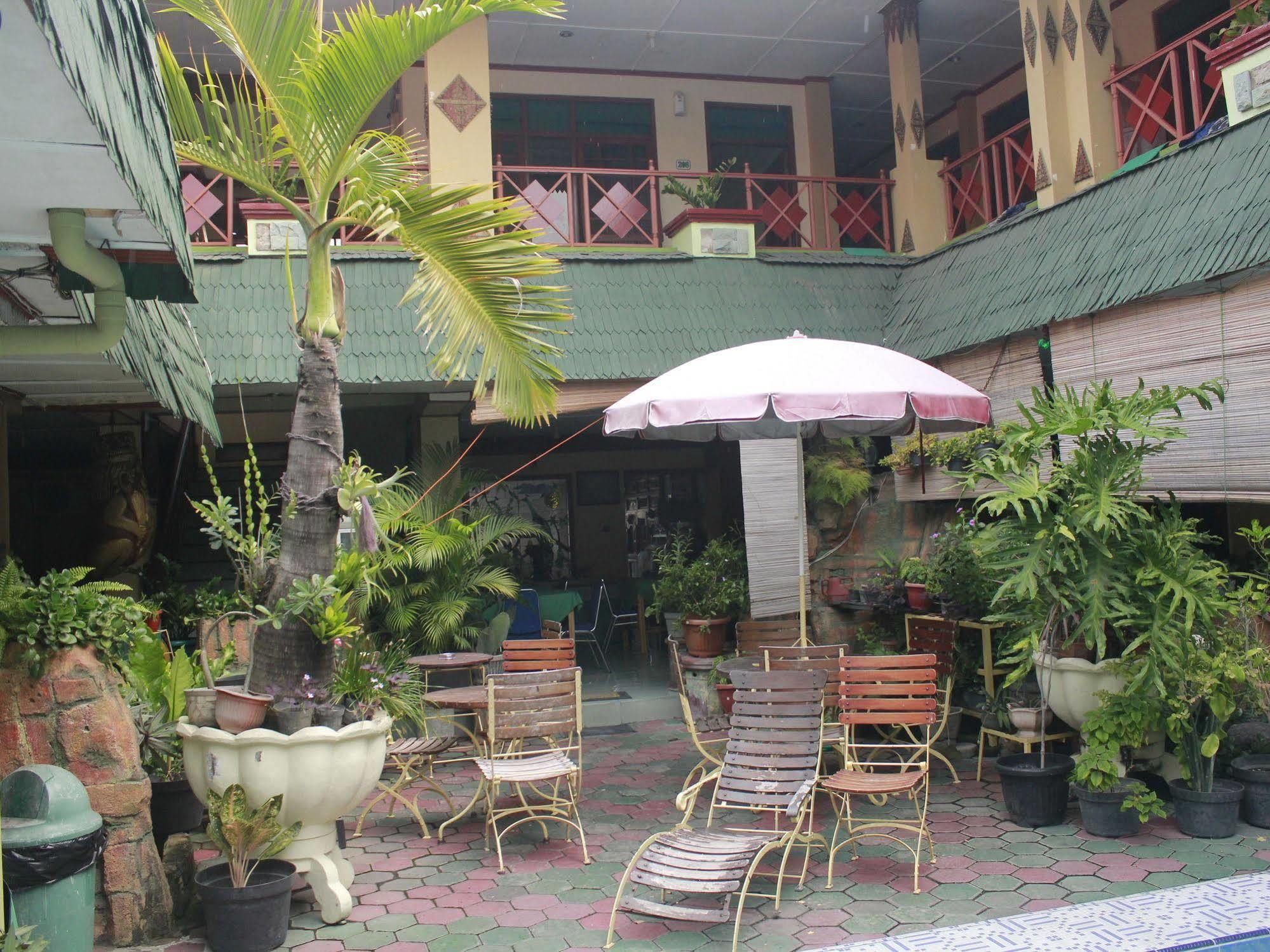 Oyo 585 Hotel Perwita Sari Yogyakarta Exterior foto